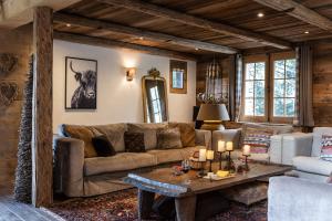 a living room with a couch and a table at Chalet Ruitor, chalet 500 m2 luxueux de caractère in Sainte-Foy-Tarentaise