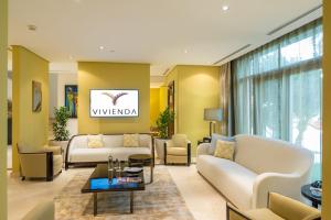 a living room with couches and a table at Vivienda Hotel Villas Granada in Riyadh