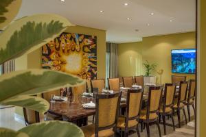 a dining room with a long table and chairs at Vivienda Hotel Villas Granada in Riyadh