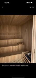 Horizons في فيسنتي لوبيز: ساونا بجدران خشبية ورفوف في الغرفة