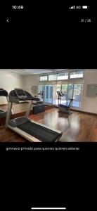Horizons في فيسنتي لوبيز: صورة صالة ألعاب رياضية مع آلة ركض وكراسي