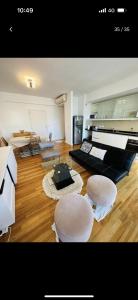 Horizons في فيسنتي لوبيز: غرفة معيشة مع طاولات وكراسي في غرفة