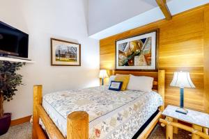 韋爾的住宿－Alpine Elegance，一间卧室配有一张床和一台平面电视
