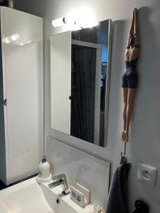 トゥルヴィル・シュル・メールにあるTrouville Palaceのバスルーム(鏡付)が備わります。