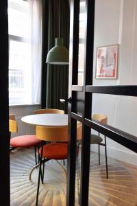 ein Esszimmer mit einem Tisch und Stühlen in der Unterkunft Hotel Bries Den Haag - Scheveningen in Den Haag