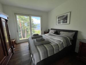 una camera con un letto e una grande finestra di Penthouse - Villa Cardano a Como