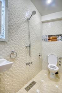 een badkamer met een douche, een toilet en een wastafel bij imsouane bleu bay house in Imsouane