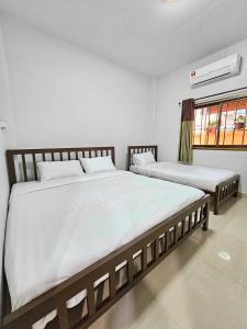 Postel nebo postele na pokoji v ubytování Inner Homestay Betong -อินเนอร์ โฮมสเตย์ เบตง-