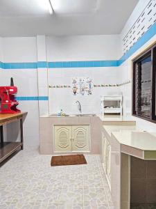 Kuchyň nebo kuchyňský kout v ubytování Inner Homestay Betong -อินเนอร์ โฮมสเตย์ เบตง-