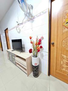 TV a/nebo společenská místnost v ubytování Inner Homestay Betong -อินเนอร์ โฮมสเตย์ เบตง-