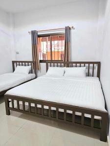 Postel nebo postele na pokoji v ubytování Inner Homestay Betong -อินเนอร์ โฮมสเตย์ เบตง-