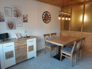 Fotografie z fotogalerie ubytování Moderne Ferienwohnung - neu renoviert - ruhige Lage v destinaci Waldachtal