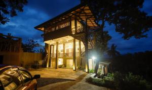 une maison avec un escalier jusqu'à elle la nuit dans l'établissement The Hills By Blue Fox, à Kandy