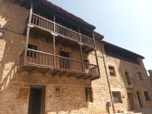 un edificio con un balcón en el lateral. en Loft La buena vida, en Peñaranda de Duero