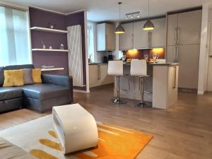 倫敦的住宿－Regents Park Area，带沙发的客厅和厨房