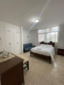 una camera con letto e tavolo di Departamento en kennedy amplio para familia a Guayaquil