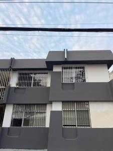 un edificio con finestre sbarrate sul lato di Departamento en kennedy amplio para familia a Guayaquil