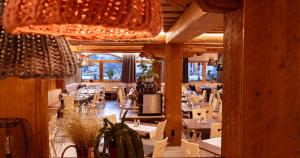 ห้องอาหารหรือที่รับประทานอาหารของ Berghotel Basur - Das Schihotel am Arlberg