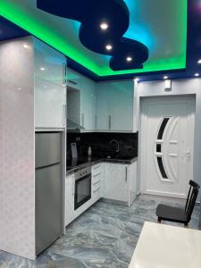 Kuchyň nebo kuchyňský kout v ubytování LUXURY STUDIO 1 FIRSTLINE SEA BY MAKHOME