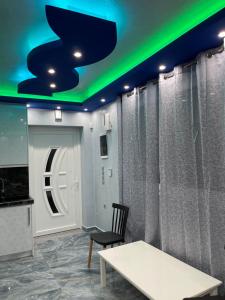 TV a/nebo společenská místnost v ubytování LUXURY STUDIO 1 FIRSTLINE SEA BY MAKHOME