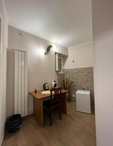 - une cuisine avec une table en bois dans une chambre dans l'établissement Martinahouse, à Vico nel Lazio