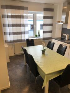 a kitchen and dining room with a table and chairs at Ferienwohnung bei Jennifer in Gütersloh