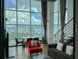 - un salon avec vue sur une grande fenêtre dans l'établissement Maritime Suite by AirRise, à Jelutong
