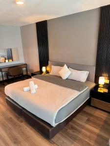 - une chambre avec un lit et 2 serviettes dans l'établissement Maritime Suite by AirRise, à Jelutong