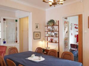 comedor con mesa azul y sillas en Apartment Risør en Risør