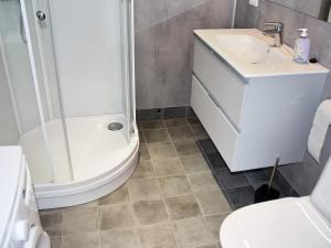 bagno con doccia, lavandino e servizi igienici di Holiday home averøy VI ad Averoy