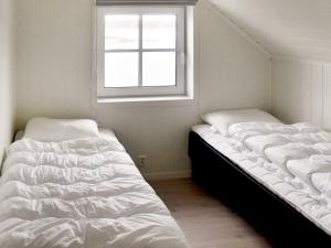 Postel nebo postele na pokoji v ubytování Holiday home averøy VII