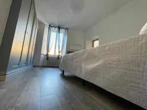 ein leeres Zimmer mit einem Bett und einem Fenster in der Unterkunft appartamento dell'anfiteatro in Spoleto