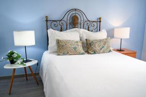 - une chambre avec un lit blanc et 2 lampes dans l'établissement Casa do Briamante 9, à Sintra