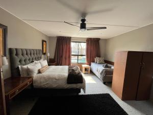 una habitación de hotel con una cama y un sofá en 236 Vaal de Grace, en Parys 39 fotos más