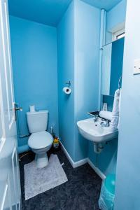 a blue bathroom with a toilet and a sink at Stridingedge - 3 Bedroom 5 beds Sleeps 6 Ideal For Contractors in Washington