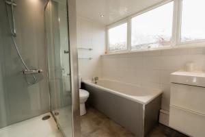 a bathroom with a tub and a toilet and a shower at Stridingedge - 3 Bedroom 5 beds Sleeps 6 Ideal For Contractors in Washington +25 photos