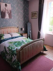 una camera con letto e parete con fiori di Cherry Blossom House a Bujaleuf