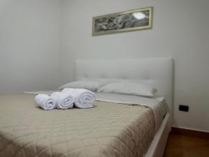 2 Handtücher auf einem Bett in einem Schlafzimmer in der Unterkunft Valentino Bed And Breakfast in Capodrise