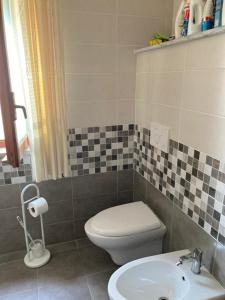 a bathroom with a toilet and a sink at IL RICCIO appartamento sul mare in Torre Melissa