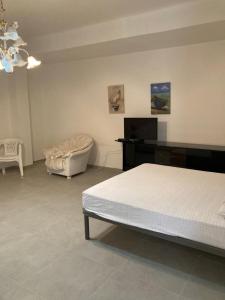 a bedroom with a bed and a desk and a chair at IL RICCIO appartamento sul mare in Torre Melissa