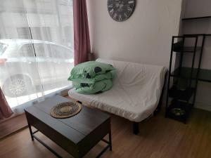 almohada de cráneo sentada en una cama en una habitación en Studio plein centre, en Auch