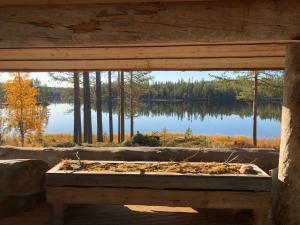a view of a lake from the inside of a cabin at Villa Kuiske in Kuusamo