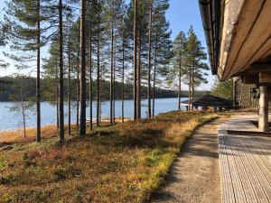 a path next to a lake next to a house at Villa Kuiske in Kuusamo