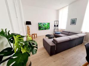 una sala de estar con un sofá y una mesa en Le Marty 1, en Carcassonne