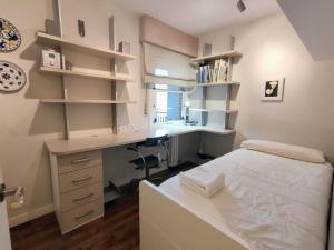 een slaapkamer met een bed, een bureau en een wastafel bij La Elegancia del Centro by Alogest in Zaragoza