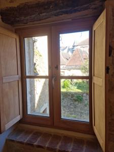 una ventana con vistas a un patio en Maisonnette au Cœur de la cité Médiévale. en Sarlat-la-Canéda