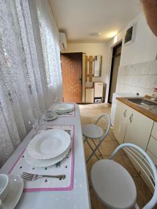Kuchyň nebo kuchyňský kout v ubytování Booking Apartments Alone 2