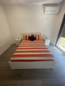 Un pat sau paturi într-o cameră la Apartamento amplo e moderno - perto do estádio futebol