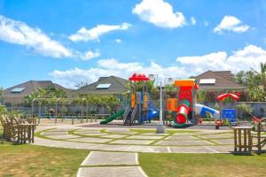 um parque infantil num resort com escorrega em Mahoe Villa @ Richmond Estate em Richmond