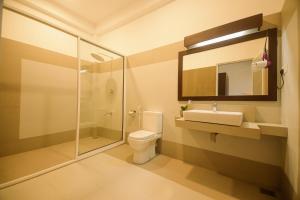 uma casa de banho com um WC, um lavatório e um chuveiro em The Hills By Blue Fox em Kandy